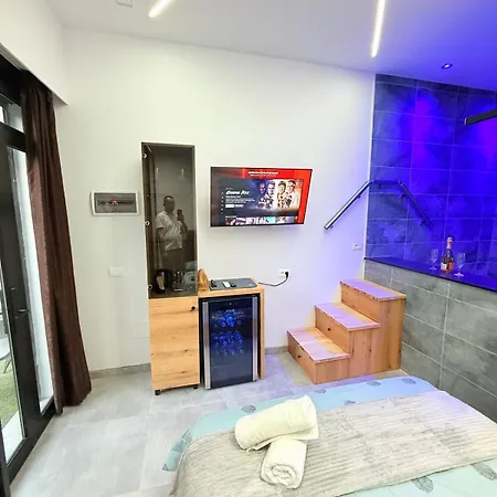 446 Private Suite, Center