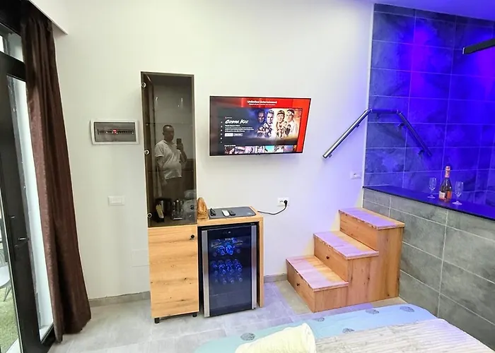 446 Private Suite, Center